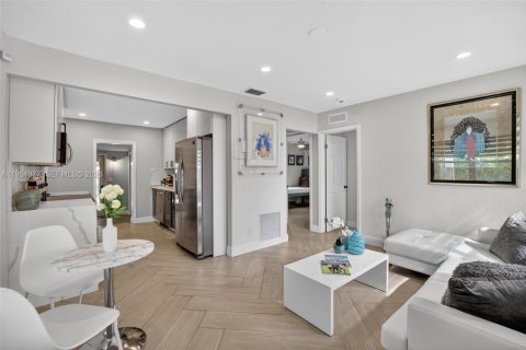 House in Oakland Park, Florida 2 bedrooms, 72.84 sq.m. № 2006314 - photo 2