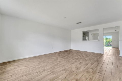 Commercial property in Kissimmee, Florida 8 bedrooms, 279.64 sq.m. № 2376635 - photo 4
