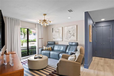 House in Tampa, Florida 4 bedrooms, 249.54 sq.m. № 2151474 - photo 6