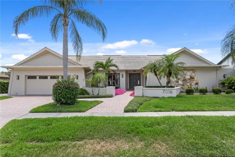 House in Tampa, Florida 4 bedrooms, 249.54 sq.m. № 2151474