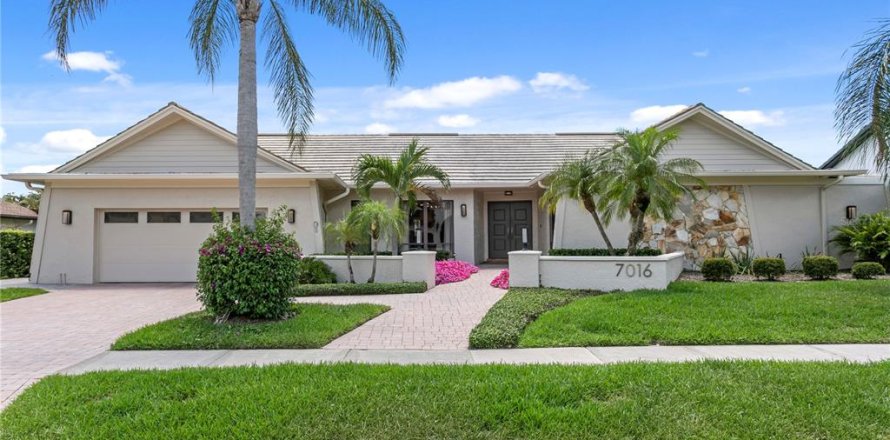House in Tampa, Florida 4 bedrooms, 249.54 sq.m. № 2151474