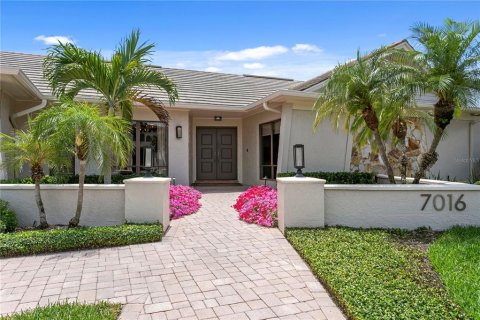House in Tampa, Florida 4 bedrooms, 249.54 sq.m. № 2151474 - photo 2