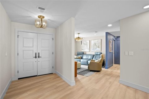 House in Tampa, Florida 4 bedrooms, 249.54 sq.m. № 2151474 - photo 5