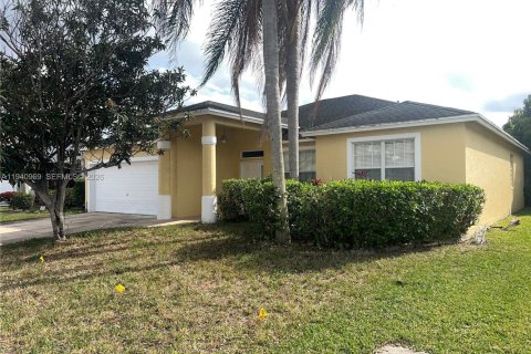 House in Greenacres, Florida 4 bedrooms, 189.24 sq.m. № 1997813 - photo 2
