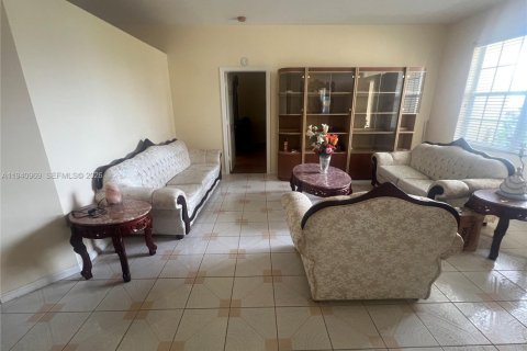 House in Greenacres, Florida 4 bedrooms, 189.24 sq.m. № 1997813 - photo 7