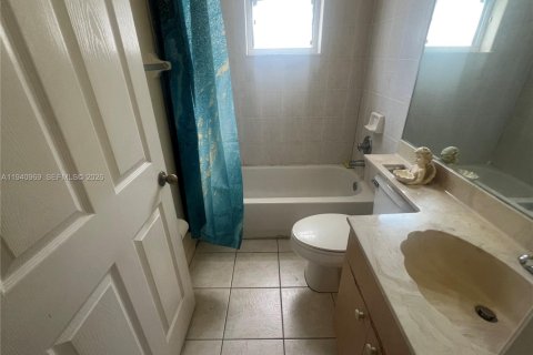 House in Greenacres, Florida 4 bedrooms, 189.24 sq.m. № 1997813 - photo 8