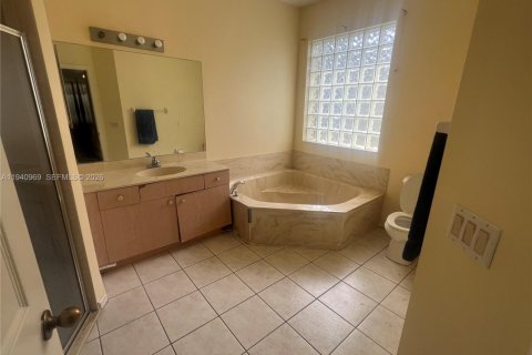 House in Greenacres, Florida 4 bedrooms, 189.24 sq.m. № 1997813 - photo 10