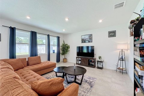 House in DeLand, Florida 5 bedrooms, 283.91 sq.m. № 2228336 - photo 18