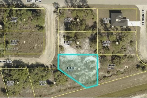 Commercial property in Lehigh Acres, Florida № 1945016 - photo 1