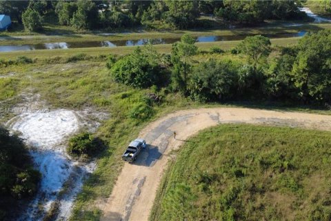 Commercial property in Lehigh Acres, Florida № 1945016 - photo 2
