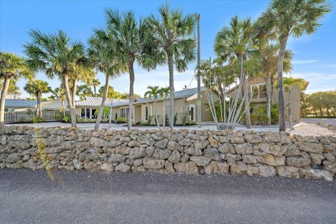 House in Englewood, Florida 5 bedrooms, 374.67 sq.m. № 2122872 - photo 12