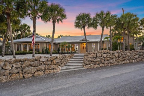 House in Englewood, Florida 5 bedrooms, 374.67 sq.m. № 2122872 - photo 15