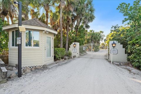 House in Englewood, Florida 5 bedrooms, 374.67 sq.m. № 2122872 - photo 11