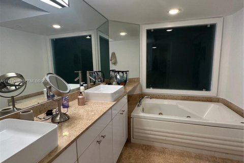 Condominio en venta en Miami Beach, Florida, 2 dormitorios, 128.21 m2 № 2034060 - foto 13