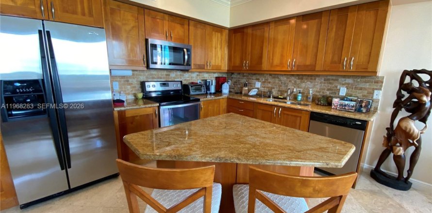 Кондоминиум с 3 спальнями в Халландейл-Бич, Флорида № 2029374