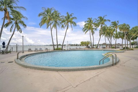 Condo in North Bay Village, Florida  № 2034459 - photo 20