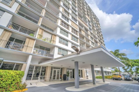 Condo in North Bay Village, Florida  № 2034459 - photo 15