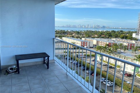 Condo in North Bay Village, Florida  № 2034459 - photo 14