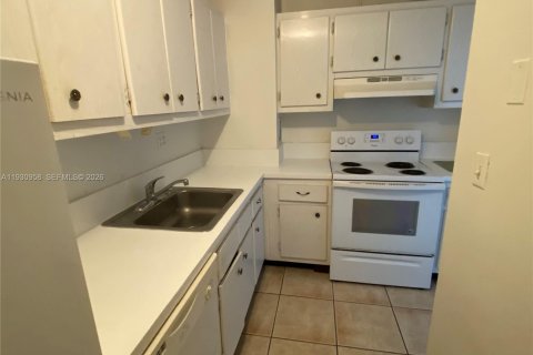 Condo in North Bay Village, Florida  № 2034459 - photo 8