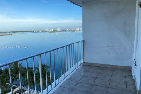 Condo in North Bay Village, Florida  № 2034459 - photo 13