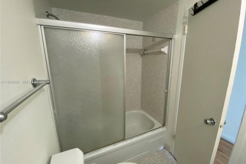 Condo in North Bay Village, Florida  № 2034459 - photo 11