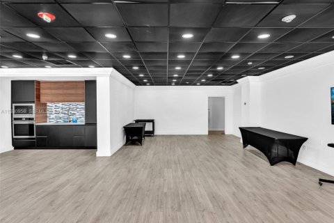 Condo in North Bay Village, Florida  № 2034459 - photo 18