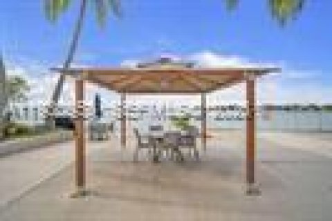 Condo in North Bay Village, Florida  № 2034459 - photo 21