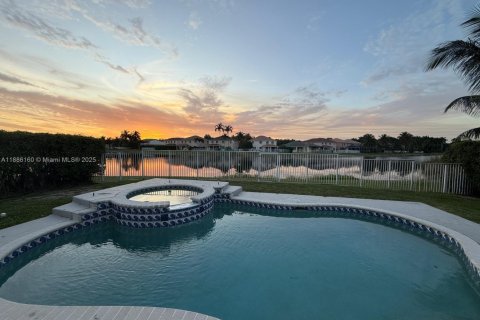 Снять в аренду виллу или дом в Уэстон, Флорида 4 спальни, 176.7м2, № 1942561 - фото 2