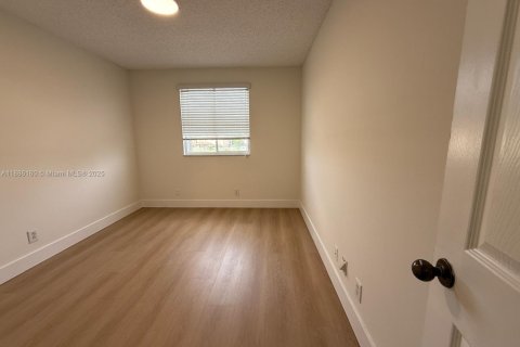 Снять в аренду виллу или дом в Уэстон, Флорида 4 спальни, 176.7м2, № 1942561 - фото 22