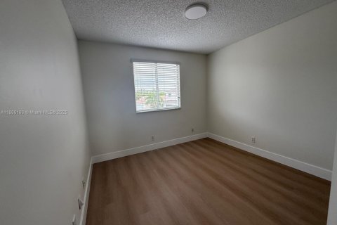 Снять в аренду виллу или дом в Уэстон, Флорида 4 спальни, 176.7м2, № 1942561 - фото 17