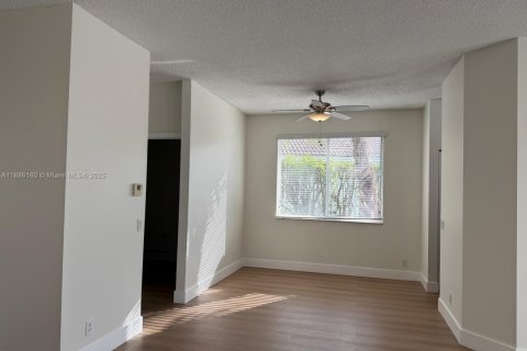 Снять в аренду виллу или дом в Уэстон, Флорида 4 спальни, 176.7м2, № 1942561 - фото 8