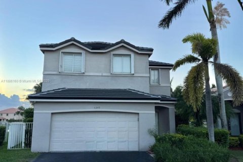 Снять в аренду виллу или дом в Уэстон, Флорида 4 спальни, 176.7м2, № 1942561 - фото 1