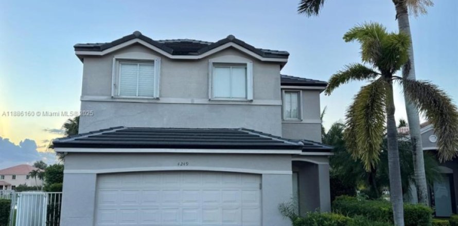 Дом в Уэстон, Флорида 4 спальни, 176.7м2 № 1942561