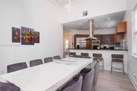 Casa en alquiler en Fort Lauderdale, Florida, 6 dormitorios, 340.86 m2 № 1950661 - foto 9