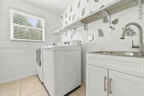 House in Miramar, Florida 5 bedrooms, 244.98 sq.m. № 2392577 - photo 27