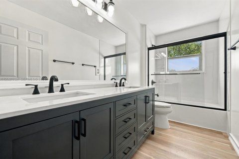 House in Miramar, Florida 5 bedrooms, 244.98 sq.m. № 2392577 - photo 23