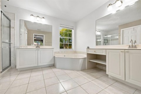 House in Miramar, Florida 5 bedrooms, 244.98 sq.m. № 2392577 - photo 17
