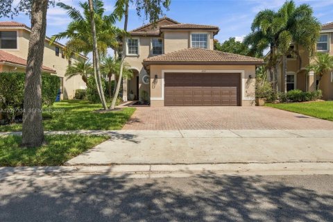 House in Miramar, Florida 5 bedrooms, 244.98 sq.m. № 2392577