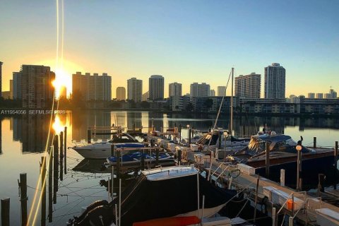 Condo in Aventura, Florida, 2 bedrooms  № 2019900 - photo 5