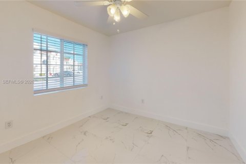 Купить таунхаус в Флорида-Сити, Флорида 3 спальни, 118.54м2, № 2005661 - фото 16