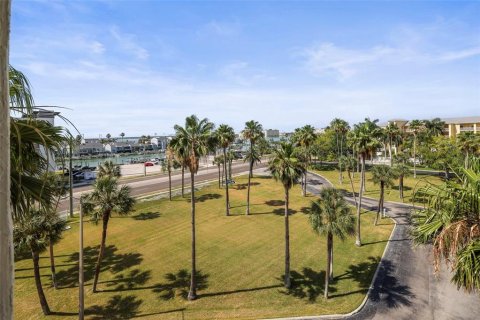Condo in Madeira Beach, Florida, 2 bedrooms № 2204735 - photo 18