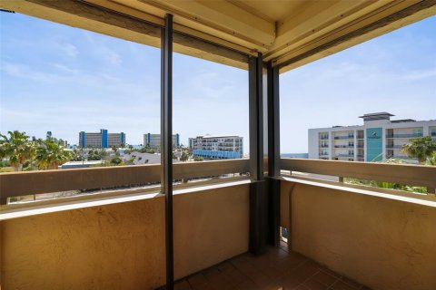 Condo in Madeira Beach, Florida, 2 bedrooms № 2204735 - photo 25