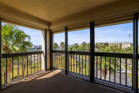 Condo in Madeira Beach, Florida, 2 bedrooms № 2204735 - photo 17