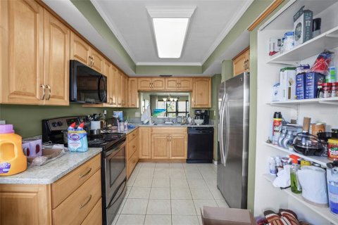 Condo in Madeira Beach, Florida, 2 bedrooms № 2204735 - photo 21