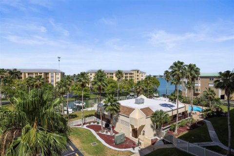 Condo in Madeira Beach, Florida, 2 bedrooms № 2204735 - photo 20
