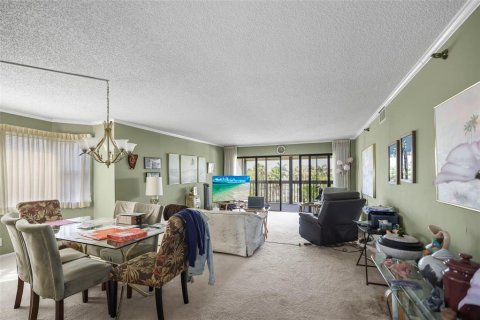 Condo in Madeira Beach, Florida, 2 bedrooms № 2204735 - photo 9