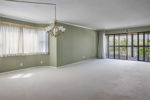 Condo in Madeira Beach, Florida, 2 bedrooms № 2204735 - photo 12