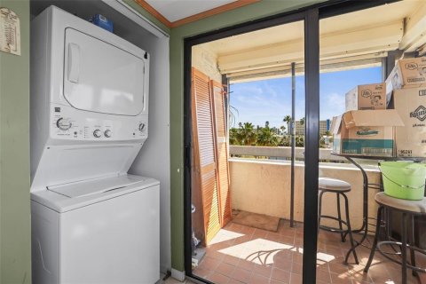 Condo in Madeira Beach, Florida, 2 bedrooms № 2204735 - photo 24