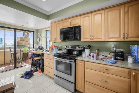 Condo in Madeira Beach, Florida, 2 bedrooms № 2204735 - photo 23