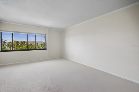 Condo in Madeira Beach, Florida, 2 bedrooms № 2204735 - photo 26